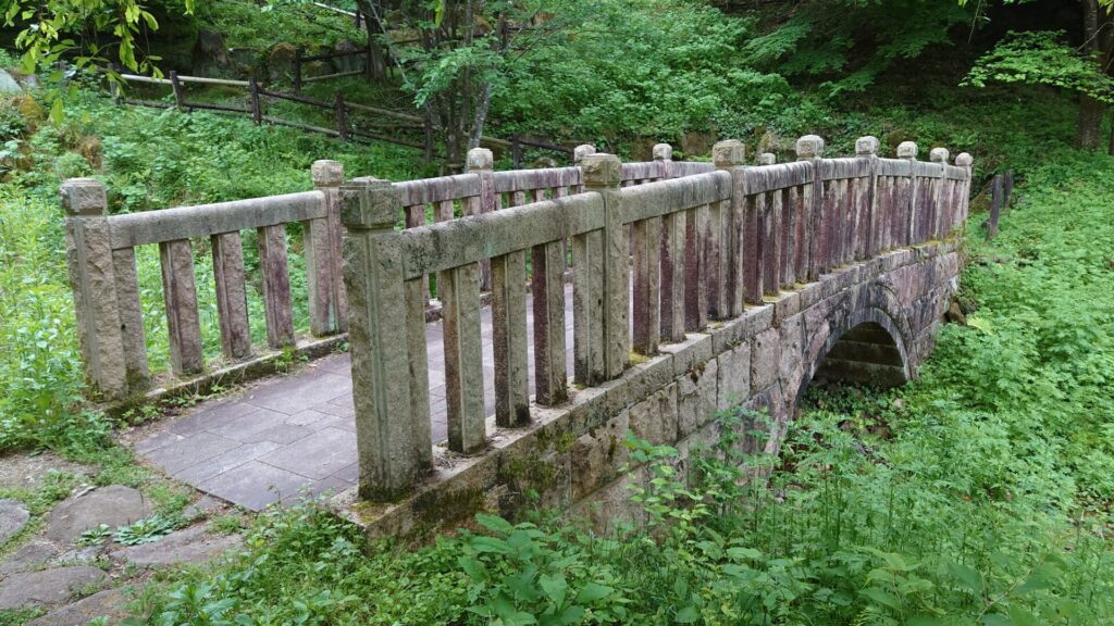 池の横の石橋