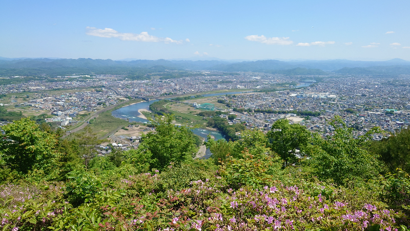 山頂からの景色、中央が木曽川